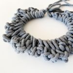 Ogrlica | Bombažne niti | Nežna | Siva - slika 2