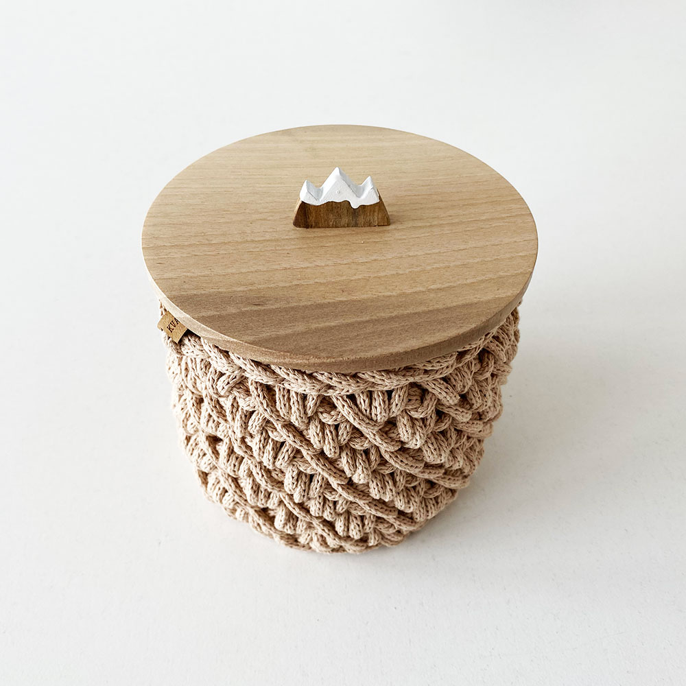 outbase kvackana satuljica triglav 12cm bez 01 Kvačkana šatulja | Triglav | Reciklirana preja in orehov les | 12cm | Bež - slika 1