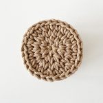 Kvačkana šatulja | Triglav | Reciklirana preja in orehov les | 12cm | Bež - slika 2