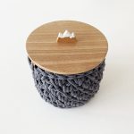 Kvačkana šatulja | Triglav | Bombažna vrv in orehov les | 12cm | Siva