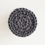 Kvačkana šatulja | Triglav | Bombažna vrv in orehov les | 12cm | Siva - slika 3